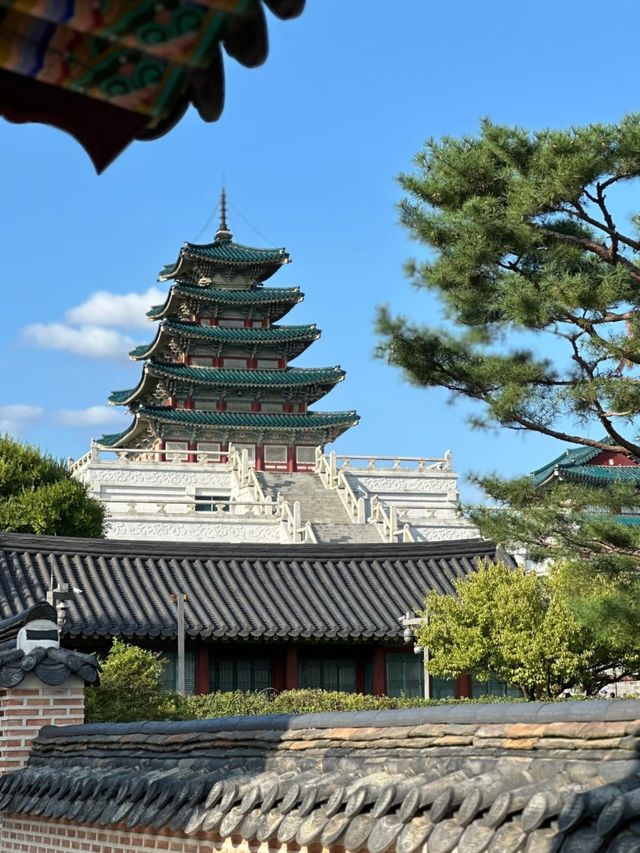 Beneath the Eaves of Heaven: Discover Gyeongbokgung