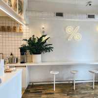 คาเฟ่ในตึกใหญ่ย่านโฮจิมินห์ The Cafe Apartments