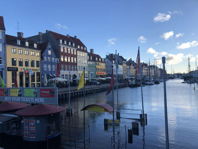 【ニューハウン（Nyhavn）｜コペンハーゲン 「運河沿いのカラフルな街並み、北欧らしさを体感できる絶景エリア」】