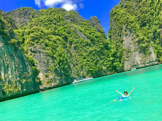 息をのむ美しさ！ピピ島の「エメラルドの海」に魅せられて💎🌊