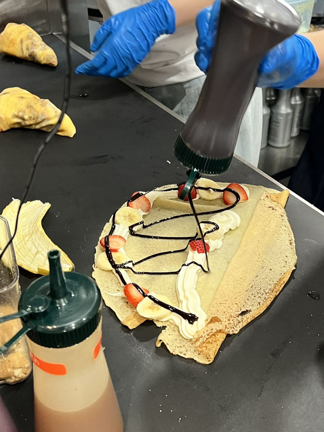 呢間以入口即溶可麗餅而聞名嘅甜品店 melt-in-your mouth crepes 大家一定要嚟試吓