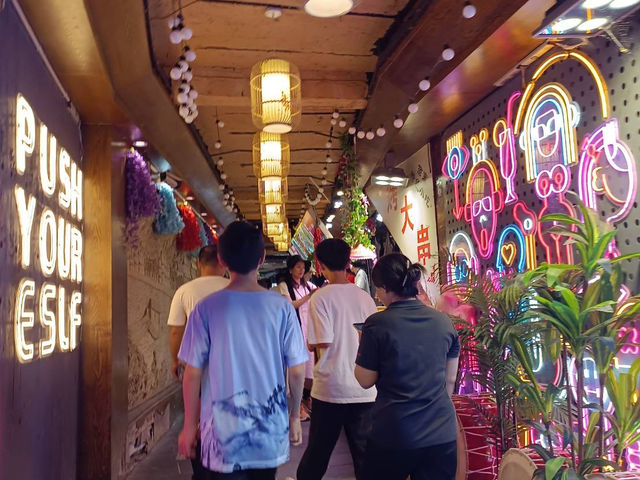 “ล่องเรือกลางคืน ชมเมืองเก่าพันปี” 