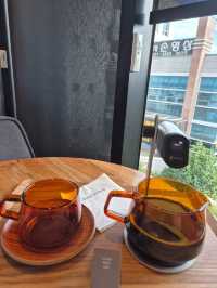 โ ์คํ์
ํฐ ์ปคํผ๋ฅผ ๋ง์ค ์์๋ ๋ธ๋์
 ์ปคํผ (Blackup Coffee Okdong)
