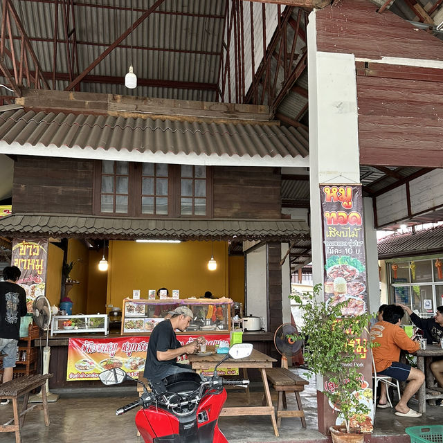 ฟินสองเมนู ข้าวขาหมู + หมูกรอบ หน้าหมู่บ้านถวาย