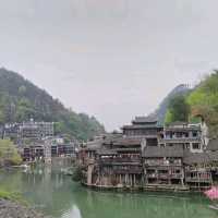 璀璨燈光下的鳳凰古城美景✨
