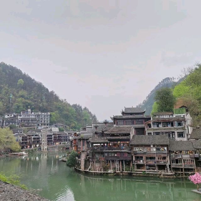 璀璨燈光下的鳳凰古城美景✨