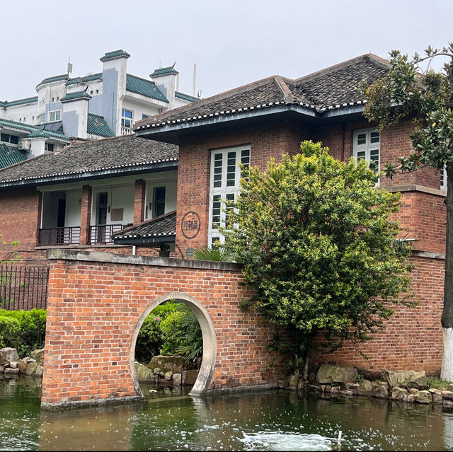 🎓 Hunan University — The Romance of Red Bricks and Sunshine 🌤 🎓 Hunan University — The Romance of Red Bricks and Sunshine 🌤