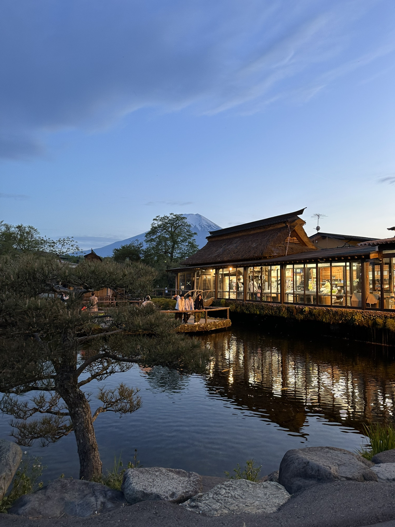 整趟旅程讓我理解「東京的多面性」——
既有寧靜又有喧鬧，既有夢幻又有現實。
每次來都不一樣，但永遠都讓人想再回來

這趟東京之旅我從「忍野八海」開始，用最純淨的湧泉迎接早晨的陽光。那裡的水清澈到能映出整座富士山，走在木橋上，空氣裡都是冷冽又乾淨的味道，超級推薦慢慢逛一圈再喝一口富士山泉水，真的甘甜。

接著前往東京最熱鬧的「歌舞伎町」，這裡完全是另一個世界。霓虹燈閃爍、招牌滿天飛、每一條巷子都有故事。無論是找宵夜、酒吧、還是感受夜東京的節奏，這裡都能讓人血液沸騰。

然後是東京迪士尼樂園  每次都像是第一次來一樣夢幻。園區整潔、工作人員超親切，尤其是「小熊維尼獵蜜記」和「飛濺山」，不管幾歲都會玩到笑出來。晚上煙火搭配音樂，整個氣氛滿分！

如果有時間，建議安排一天上「富士山五合目」。從山腰往下看雲海的那一刻，真的會有「世界原來這麼大」的感覺。氣溫比東京低很多，記得帶外套。


📍 旅遊重點
1忍野八海：清澈湧泉、富士山倒影、日式小村風情
2富士山五合目：登山口拍照點、壯闊雲海景觀
3歌舞伎町：東京夜生活代表、霓虹燈街景
4東京迪士尼樂園：親子與情侶都適合的一日行程


🍱 必吃美食推薦
一蘭拉麵：半夜也能吃到、湯頭濃郁順口
烤和牛壽司：入口即化、價格親民
原宿可麗餅：甜點控的天堂
壽司郎、回轉壽司：品質穩定又不貴


🏨 住宿建議
這次我選擇住在新宿區，交通四通八達，無論要搭地鐵去迪士尼、上富士山或回成田機場都超方便。


#東京旅遊 #富士山 #歌舞伎町 #東京迪士尼 #日本自由行