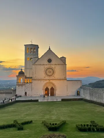 アッシジ観光ガイド2026年：人気スポット、グルメ、ホテル、天気など