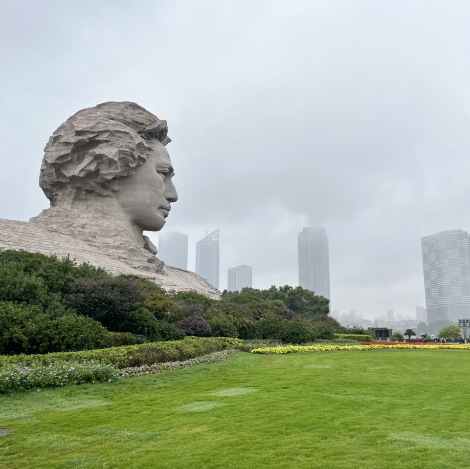 長沙充滿樂趣、年輕活力、便利且極易導航 — 但掌握幾個小技巧能讓你的旅程更順利。這裡有一份簡單指南,涵蓋交通、美食、景點及實用必知事項。
⸻
🚇 1. 交通小貼士
✔ 最佳地鐵線路住宿選擇:2號線(地铁2号线)
幾乎連接所有遊客必去地點:
• 橘子洲(Orange Island)
• IFS 太平街(IFS Taiping Street)
• 長沙火車站(Changsha Railway Station)
• 長沙南站(Changsha South Railway Station)
• 機場快線(磁浮連接)
✔ 磁浮列車到機場(Maglev)
前往黃花機場(Huanghua Airport)最快速的方式。
每幾分鐘一班,票價僅需幾元人民幣。
✔ 滴滴出行很方便
便宜、可靠、快速 — 尤其適合夜間返程。
⸻
🍜 2. 美食推薦(真正好吃的)
長沙的本地街頭美食非常有名,但並非所有都值得排隊。以下是可靠的選擇:
必吃本地招牌
• 臭豆腐(Stinky Tofu)— 黑色,酥脆,帶煙燻味。
• 姐妹粉(Sister Rice Noodles)— 經典長沙早餐。
• 糖油粑粑(Sugar Oil Baba)— 甜而有嚼勁,令人上癮。
• 小龍蝦(Crayfish)— 夜市攤位最佳。
• 小炒肉(Hunan small fried pork)— 辣且香。
推薦用餐地點
• 坡子街(Pozi Street)
• 太平街(Taiping Street)
• 五一廣場(Wuyi Square)區域
• 解放西路(Jiefang West Road)夜生活區
⸻
🏞 3. 必訪景點(輕鬆路線)
✔ 橘子洲(Orange Island)
搭乘接駁列車 → 參觀毛澤東雕像 → 河畔草坪 → 欣賞夕陽。
✔ 岳麓山(Yuelu Mountain)
非登山者可搭纜車。
參觀愛晚亭(Aiwan Pavilion)和岳麓書院(Yuelu Academy)。
✔ 太平街(Taiping Street)
夜宵、小店、優質街拍地點。
✔ 強烈推薦:湖南省博物館(Hunan Provincial Museum)
馬王堆(Mawangdui)文物所在地 — 免費入場,但需提前預約。
⸻
🛏 4. 住宿推薦
首次來訪最佳區域:
五一廣場 / IFS(Wuyi Square / IFS)→ 商場、美食、地鐵、夜生活。
喜歡安靜親近自然:
岳麓山 / 梅溪湖(Yuelu Mountain / Meixihu)。
⸻
💡 5. 實用須知
• 非常安全,即使夜晚也有許多人外出。
• 辣味真的很辣 — 可要求“微辣”。
• IFS 的計程車排隊可能很長 → 建議使用滴滴。
• 週末橘子洲人潮擁擠 — 建議早上或下午晚些時候前往。
• 橘子洲煙火通常在週六晚上(請查詢時間表)。
⸻
📱 6. 方便查詢
地圖應用搜尋:
• “橘子洲景区”
• “岳麓山索道”
• “湖南省博物馆预约”
• “坡子街美食”
• “太平街步行街”
⸻
❤️ 為什麼長沙這麼好玩又好走
• 城市緊湊
• 地鐵路線簡單明瞭
• 美食隨處可見
• 當地人友善
• 夜生活活躍
• 交通價格實惠
這是一座可以讓你吃、走、放鬆、重複的城市 — 全天候,無時無刻。