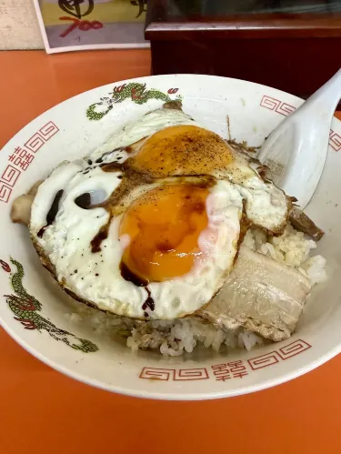 焼豚玉子飯 ダブル目玉焼きが食欲をそそる 今治