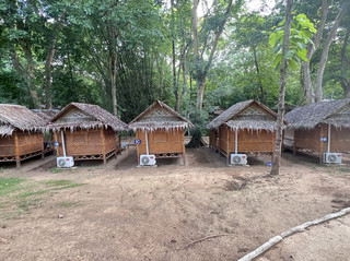 🌿 素安蓬住宿:毗鄰景點,自然環繞,療愈身心的理想之選 💚

Tidjai Homestay Suan Phueng 為您提供真正的自然休憩之所。其亮點在於溪畔位置;從您抵達的那一刻起,潺潺流水聲便會讓您無比放鬆。房間簡潔乾淨,是您放鬆度假的理想選擇。這裡設有休閒區,您可以放鬆身心、游泳或探索周圍的自然風光。

傍晚,您可以在涼爽的空氣中享受燒烤,或搭起帳篷聆聽溪流聲。對於那些想要遠離城市喧囂,尋求真正寧靜假期的人來說,這裡是完美之選。

⭐ 亮點

· 溪畔綠蔭環繞,環境宜人

· 提供平房和露營兩種選擇

· 自然愛好者和家庭的理想之選

· 氣候宜人,尤其是在年末

· 提供停車位和基本生活設施

室內裝潢簡約溫馨,充滿民宿的魅力,處處皆是拍照的好地方,尤其是引人注目的入口拱門,是捕捉美好瞬間的完美之選📸

更重要的是,這裡毗鄰素坤逸 (Suan Phueng) 的眾多著名景點,方便前往咖啡館、奧波伊市場 (O-Poi Market)、瀑布、羊場或觀景點。是情侶、朋友團體和尋求輕鬆假期的家庭的理想選擇。

如果您正計劃前往素坤逸 (Suan Phueng) 旅行…不妨選擇入住這裡;保證您能享受寧靜、放鬆身心,並留下美好的照片留作紀念。 🌿✨

#素坤逸 (SuanPhung) #叻丕府旅遊 #素坤逸 (SuanPhung) 叻丕府 #素坤逸 (SuanPhung) 住宿 #輕鬆住宿