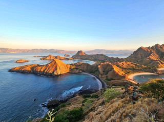 Komodo, Indonesia: Masuk ke Dunia Nyata Zelda, Matahari Terbit di Pulau Padar, Pink Beach, dan Legenda Komodo | Toddler Traveler