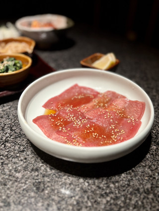 【大阪・難波】A5黑毛和牛×神戶牛全席獨立包廂的高級燒肉體驗「和牛燒肉 吟 難波店」。