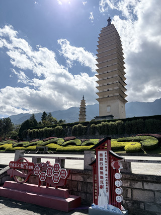 The most unmissable thousand-year-old landmark in Dali! Step into the Three Pagodas of Chongsheng Temple and experience the glory and vicissitudes of the Dali Kingdom.