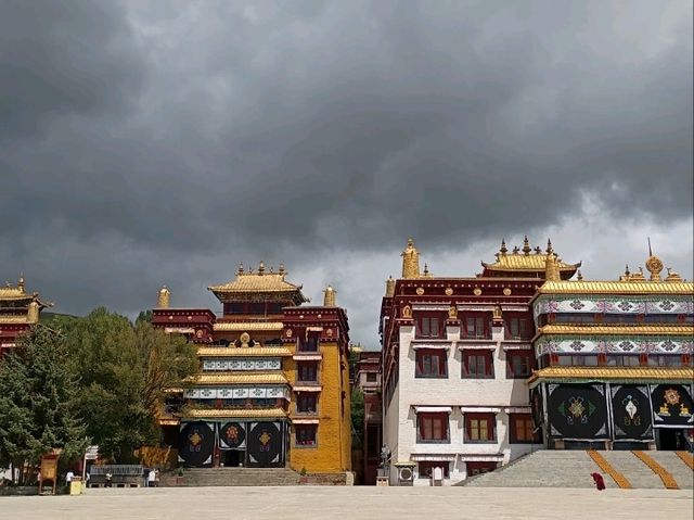 Super beautiful and impressive temple - totally worth a visit!