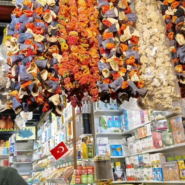 🌶️🛍️ Spice Bazaar: Exploring Istanbul's Flavorful Paradise! 🇹🇷✨


