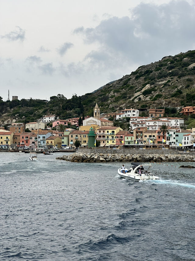 Sail into the Mediterranean charm of Isola del Giglio!