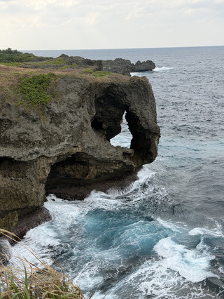 One of the most impressive places in Okinawa is Cape Manzamo.

We rented a car and drove here from Naha. The drive was easy and very scenic, and upon arrival, a true gift of nature awaited us.

The sea was a bit rough that day, making the views even more breathtaking. An incredible palette of colors unfolded before us: from soft blue to deep, saturated blue. The waves crashed forcefully against the rocks, creating a stunning atmosphere.

The cape's main attraction is the famous elephant-shaped rock. From the observation deck, it's especially visible, and it truly does look as if a huge elephant has lowered its trunk to the sea.

This place is worth a visit if only for the panoramic views and the sense of the endless ocean. One of those corners of Okinawa that remains etched in your memory for a long time.
#japan #okinawa #capemanzamo #sea #100waysoftravel #travel