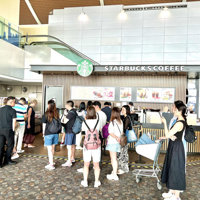 上海浦東空港の国際線制限エリア内にある早朝から営業しているスタバ