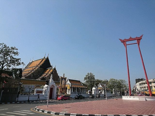 Unveiling Wat Suthat's Serene Grandeur! 🇹🇭