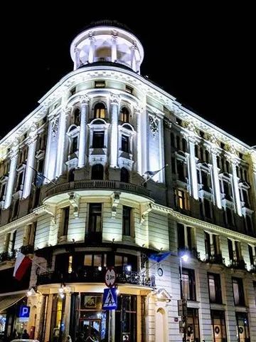 Warsaw Luxury Hotel Tour 🌟, Beholding the Ti
