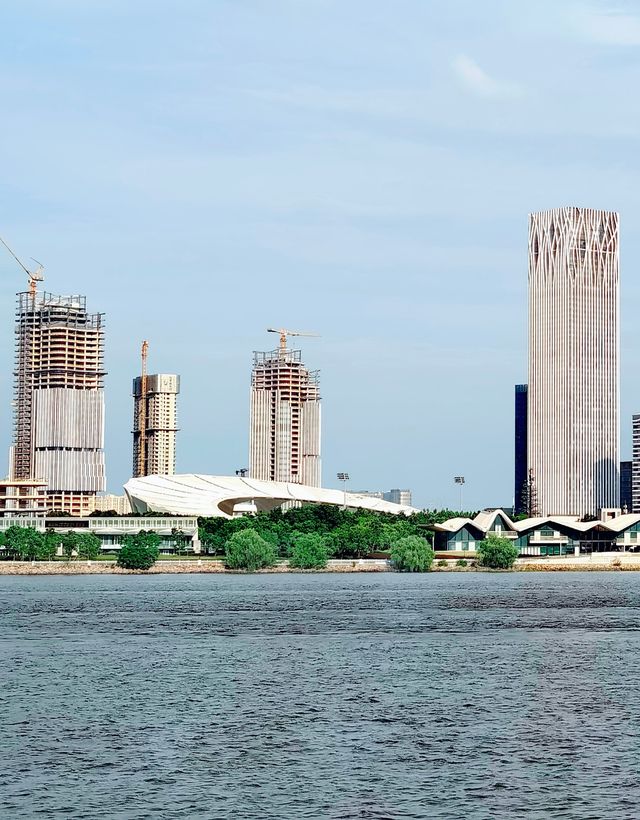 在西岸，看黃浦江兩岸現代新貌