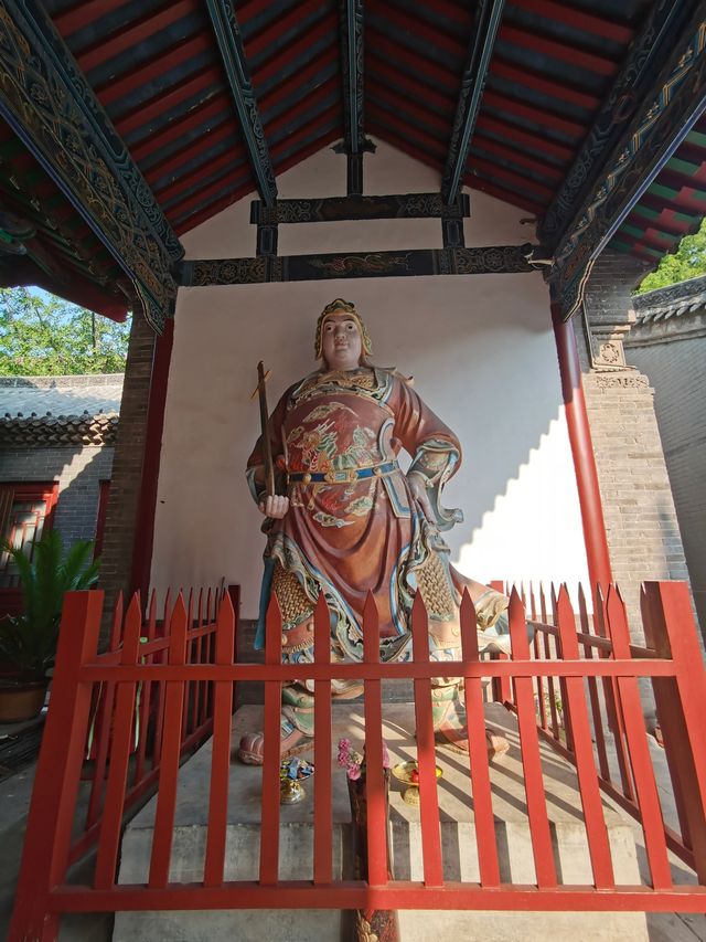 毛月色的城隍廟，琉璃覆蓋，飛簷四出