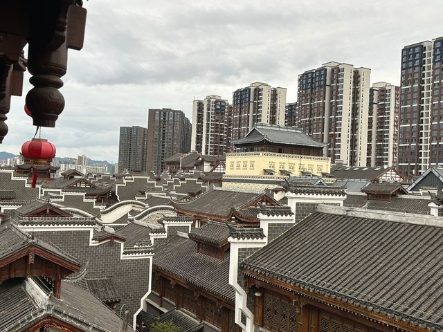 搭了七個多小時高鐵終於到張家界了 ​ ​第一天先隨意在市區溜達，發現這邊的空氣質素真的超好，它是清新