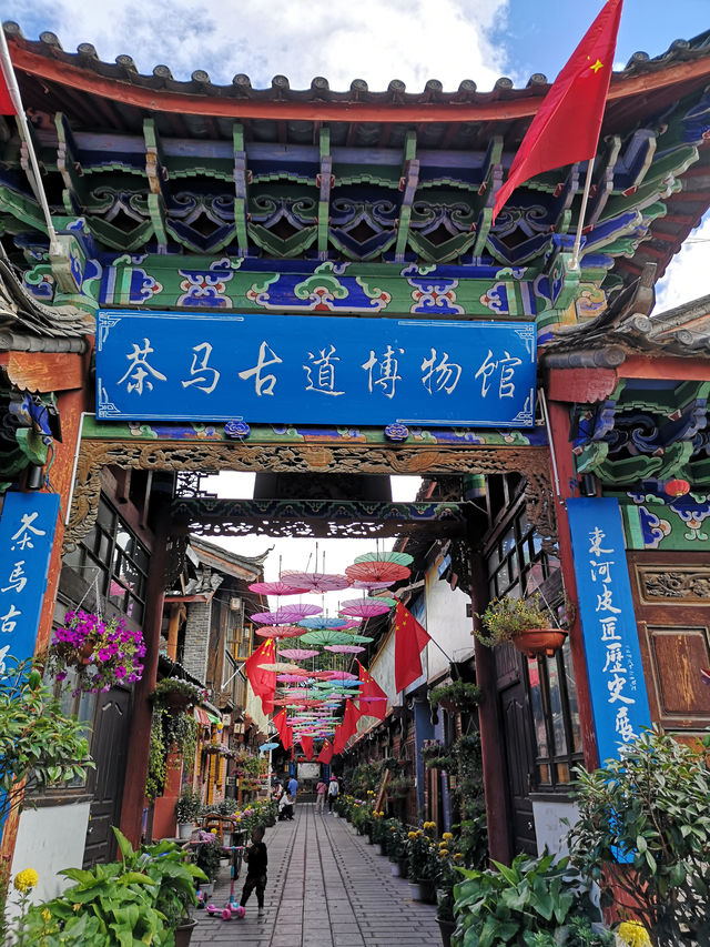 悠閒地漫步在束河古鎮