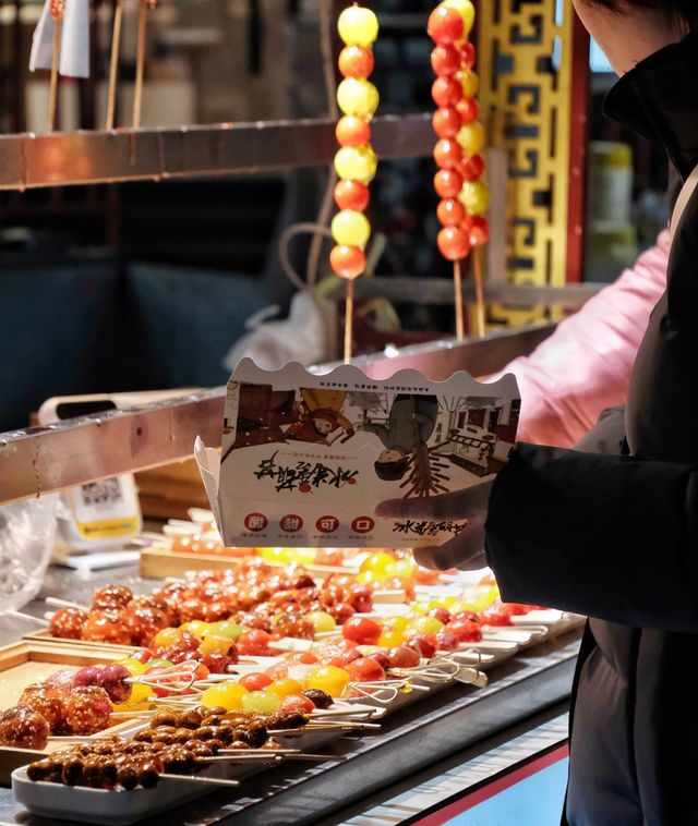 夜幕低垂，李村夜市燈火輝煌