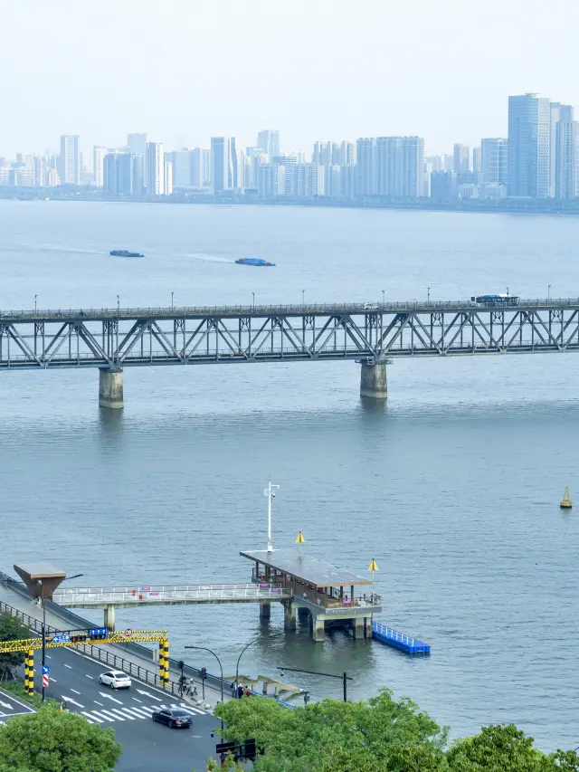 You don't need to climb mountains to see the Qiantang River in Hangzhou at a glance