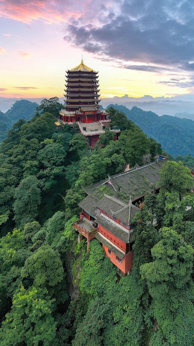 「問道青城山，拜水都江堰」