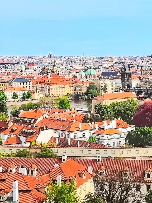 Check off 8 quintessential sights in Prague in just 4 hours, and take in the stunning beauty of the Golden City!