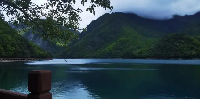 A pool in the sky crowns the mountain peak, a thousand colors and a hundred patterns enter the jade - Wen County Tianchi