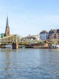 🎉 Frankfurt's Musical Retreat: Avani Hotel's Electrifying Charm 🎹🛌