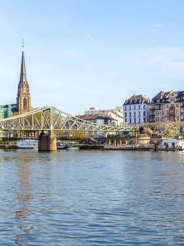 🎉 Frankfurt's Musical Retreat: Avani Hotel's Electrifying Charm 🎹🛌