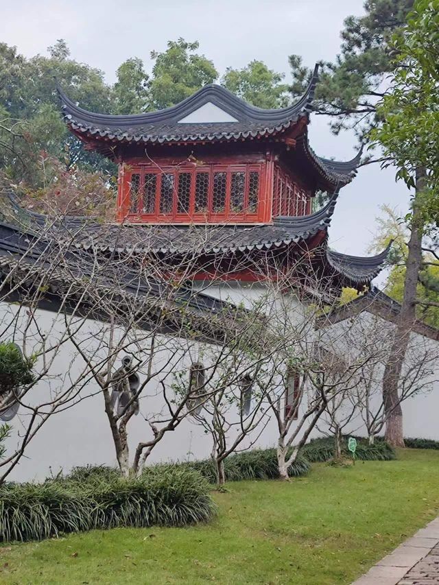 青浦大觀園係一座大型仿古園林建築，位於青商公路701號，坐落於淀山湖兩側，距離上海市中心六十五公里。