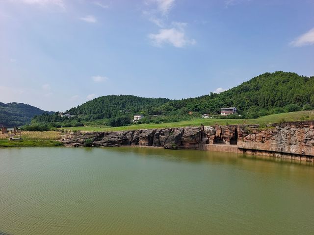 西南界洞峡群風景區。