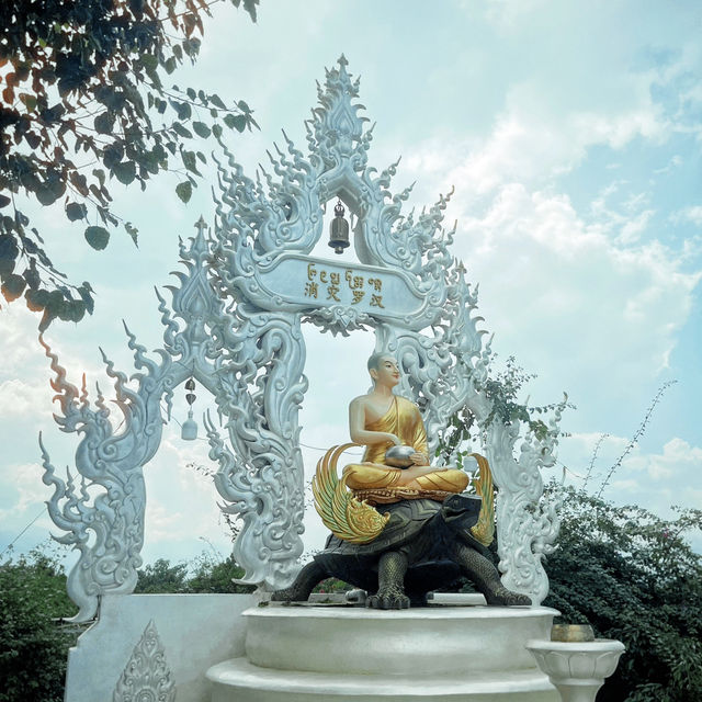 銀色佛塔｜西雙版納般若寺，有著明確的著裝要求，請不要穿吊帶、短裙、無袖短袖等