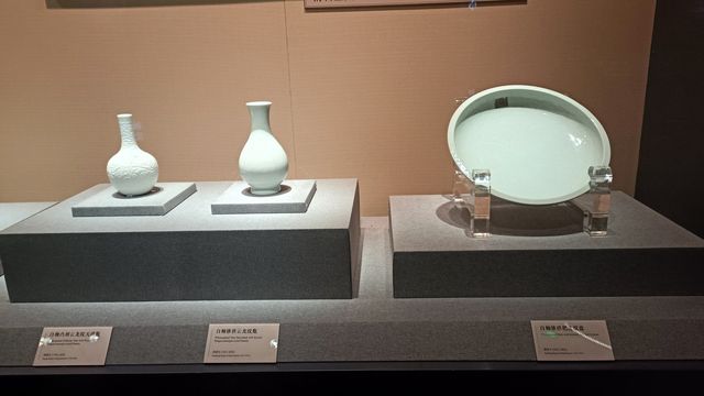 20241002  五光十色——故宮博物院藏古代顏色釉瓷器展。