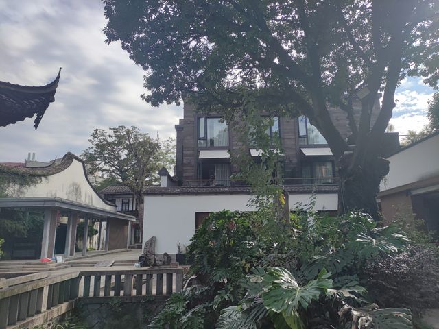 福州朱紫坊名人故居漆藝館沿著河岸漫步