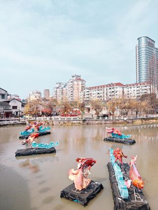 낮에는 우동차오를 둘러보았지만, 등불 축제를 놓쳐서 아쉬웠습니다.