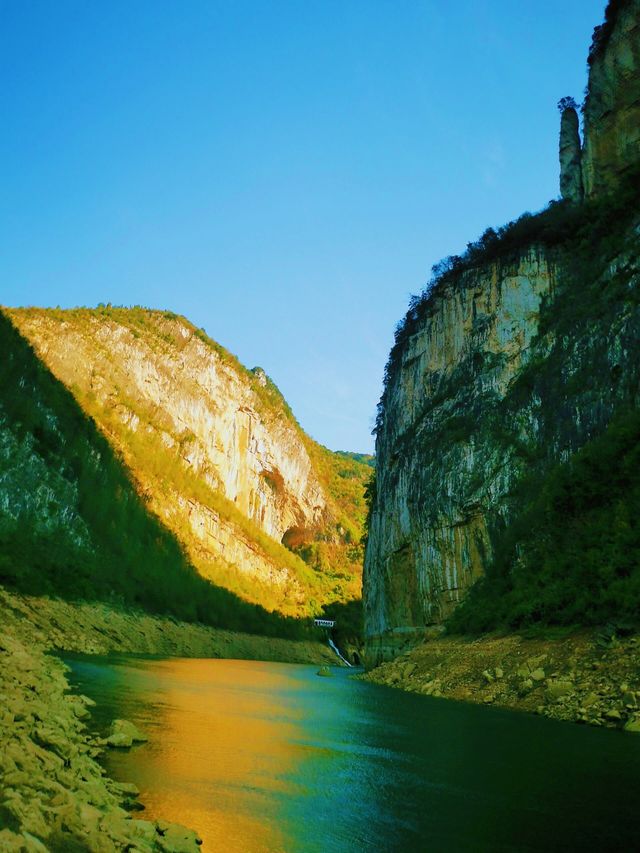 六廣河景秀，峰巒映水流，幽韻古今留