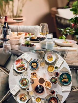 Stay at the La Fleur Boutique Hotel, which is like an oil painting. Full experience of the La Fleur Boutique Hotel