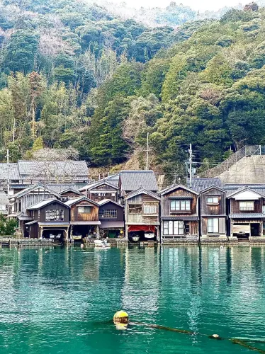 伊根舟屋:時の海に浮かぶ千年の漁師の夢