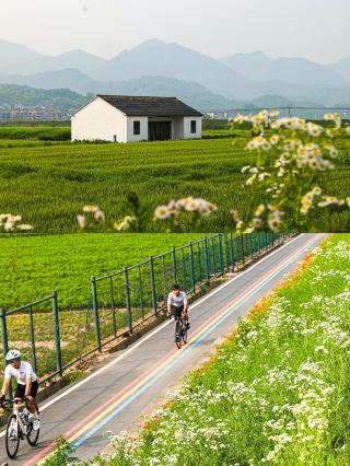 Fuyang: Dream by the Fuchun River, Stay Amidst Mountains and Waters, Accompanied by Delicious Food
