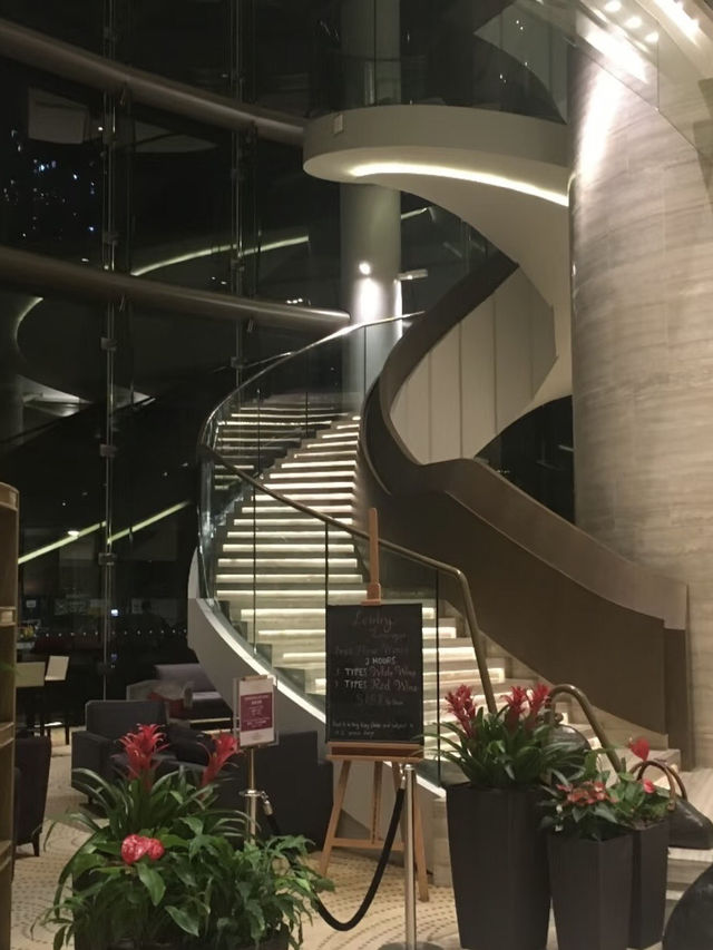 都市光影下的童趣時光：香港九龍東皇冠假日酒店
