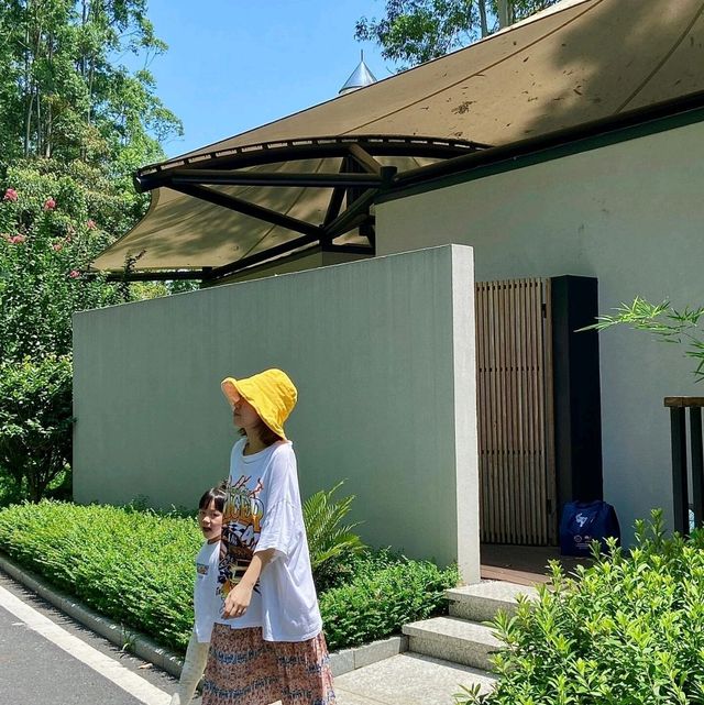 山野間的日落無邊泳池