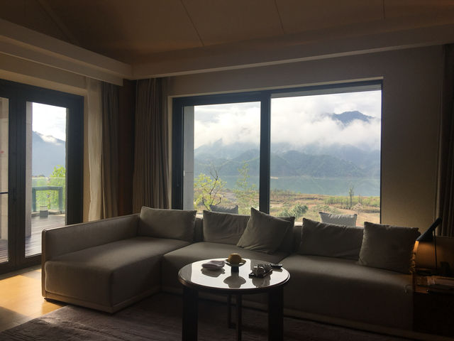 集山、湖、優秀人文建築於一體嘅高級酒店！